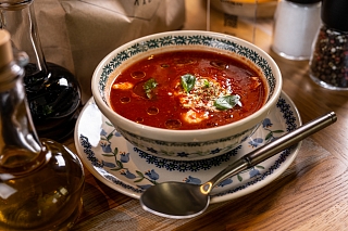 Томатный суп с креветкой, Страчателлой и базиликом