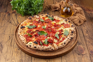 Пицца Чоризо и домашним сыром